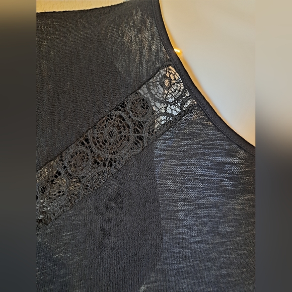 Black top size Large with lace on the side - Picture 5 of 8